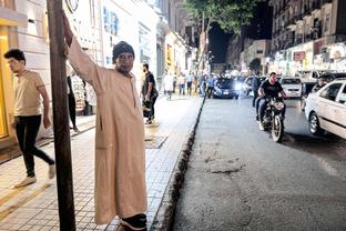 逛49元衣服❗叙利亚队曾被发现逛中国的49元小摊位&买廉价衣服
